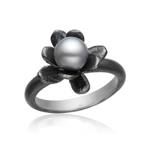 Ring i oxideret sølv med perle