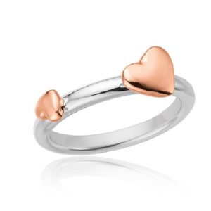 Ring med hjerter i rosaforgyldt sølv