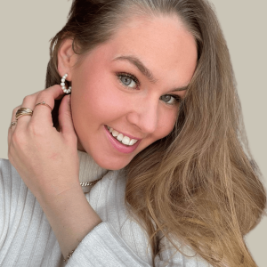 Ørering med hvide perler i forgyldt sølv