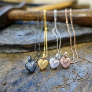 Hjertevedhæng i rosaforgyldt sølv