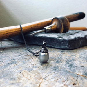 Halssmykke i oxideret sølv med grå perle