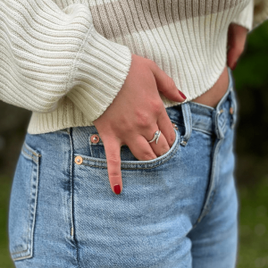 Slangering med hvide og blå zirkonia